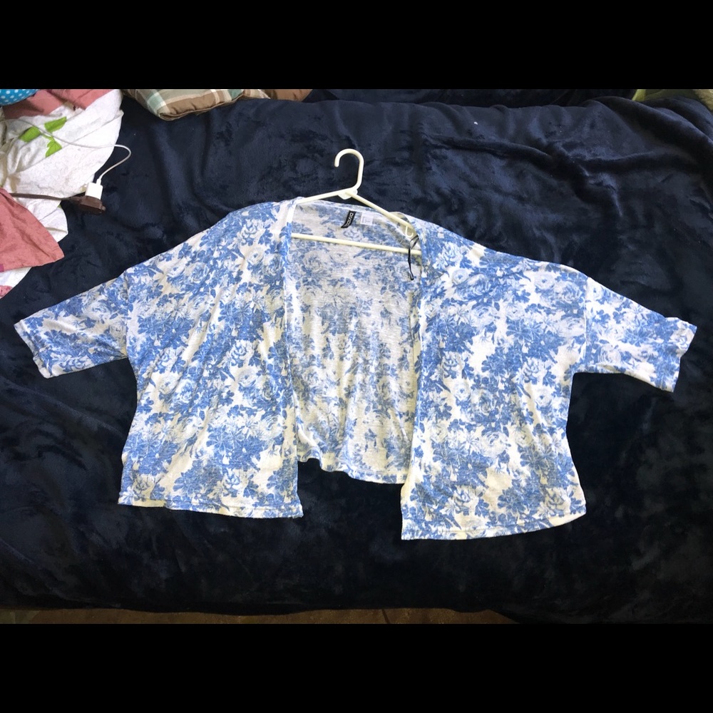 H&M Blue/White Floral Cropped Sweater